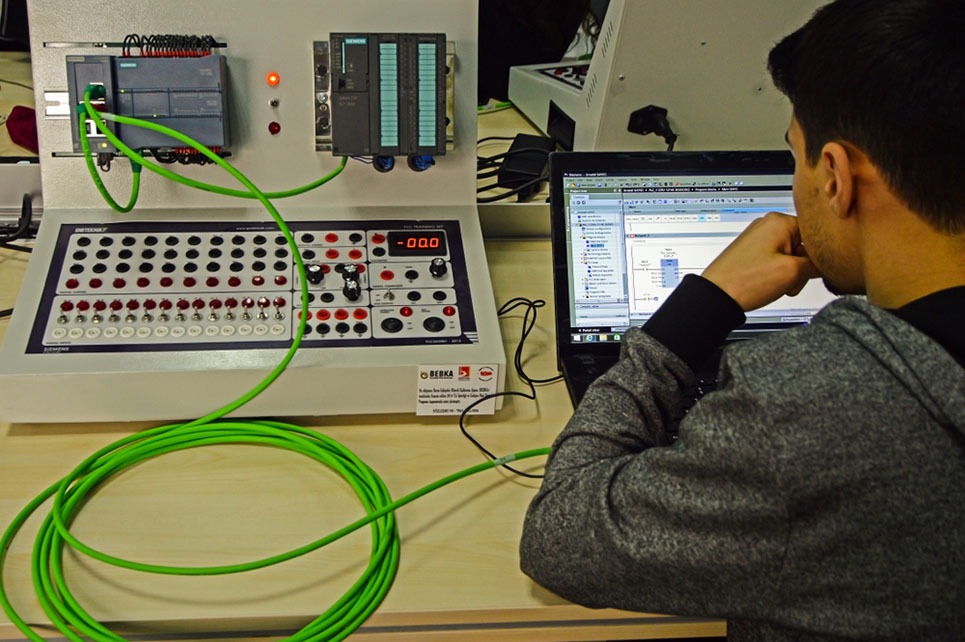 سخت افزار PLC