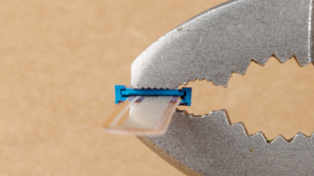 استفاده از انبردست تخت برای اعمال نیرو