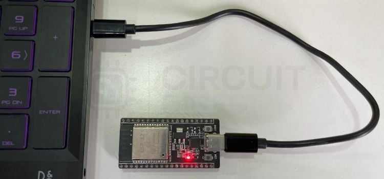 {'placeholder': '[[IMAGE_8]]', 'alt': 'اتصال برد ESP32 Dev به لپ تاپ با کابل داده USB'}